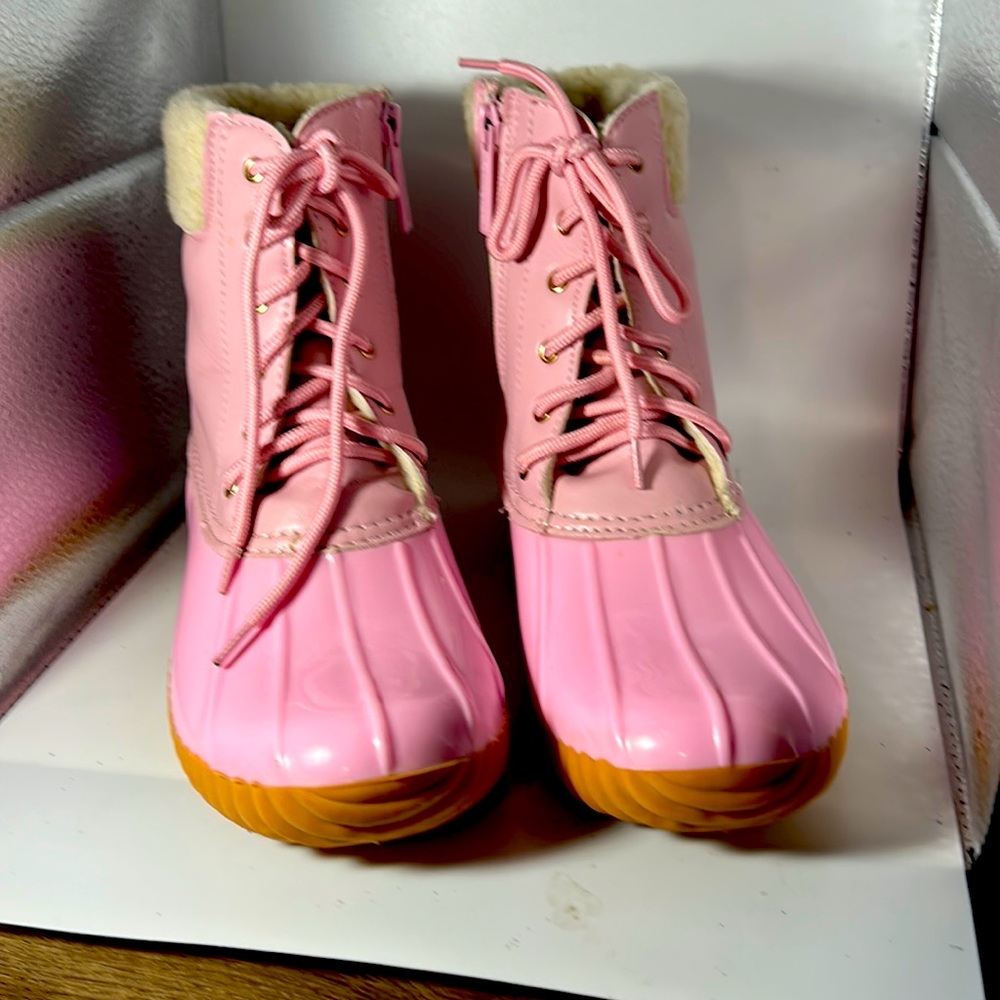 Daily Shoes pink water/snow boots pre-love size 7.5